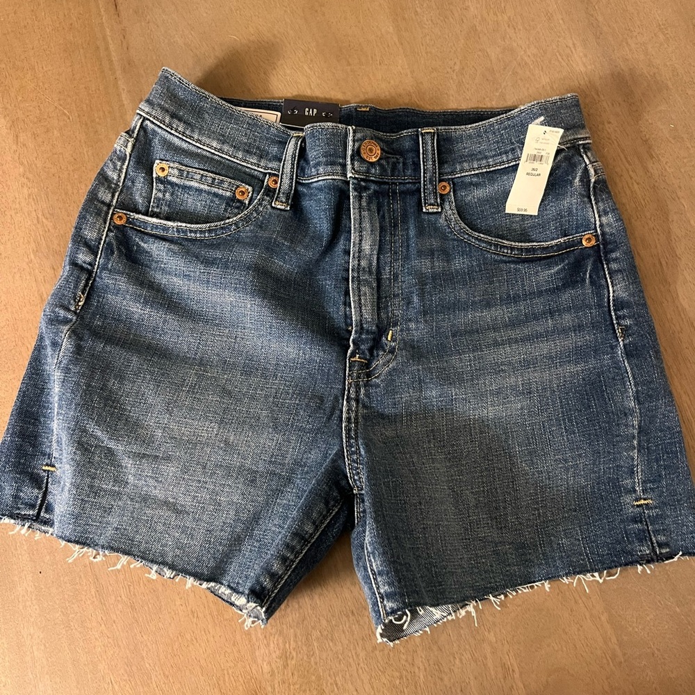 Womens GAP brand 4” raw hem medium denim shorts BNWT
